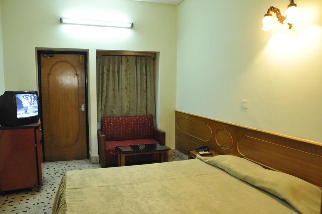 Hotel Heera Калькутта Экстерьер фото