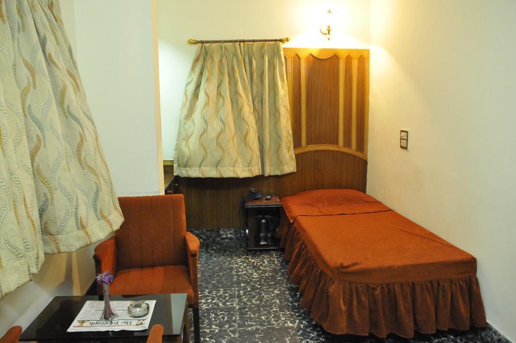 Hotel Heera Калькутта Экстерьер фото